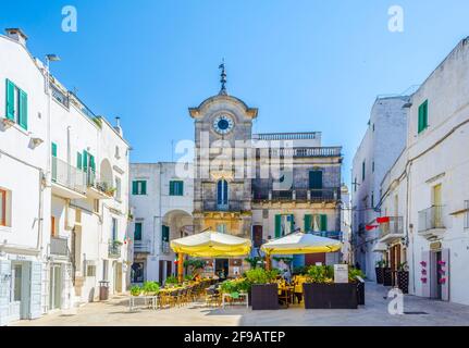 CISTERNINO, ITALIA, 21 GIUGNO 2014: Veduta di una piccola piazza a Cisternino, Italia. Foto Stock