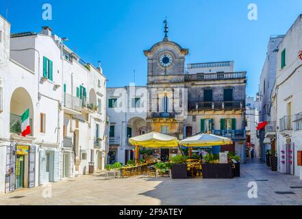 CISTERNINO, ITALIA, 21 GIUGNO 2014: Veduta di una piccola piazza a Cisternino, Italia. Foto Stock