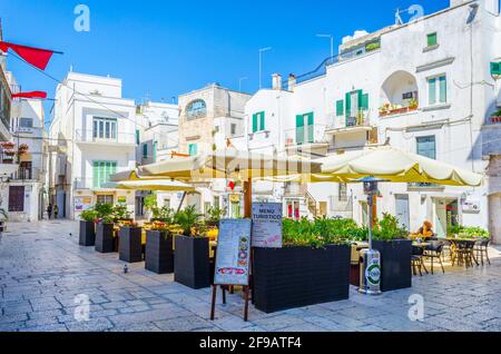 CISTERNINO, ITALIA, 21 GIUGNO 2014: Veduta di una piccola piazza a Cisternino, Italia. Foto Stock