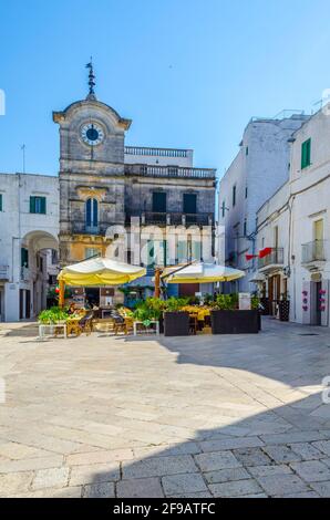 CISTERNINO, ITALIA, 21 GIUGNO 2014: Veduta di una piccola piazza a Cisternino, Italia. Foto Stock