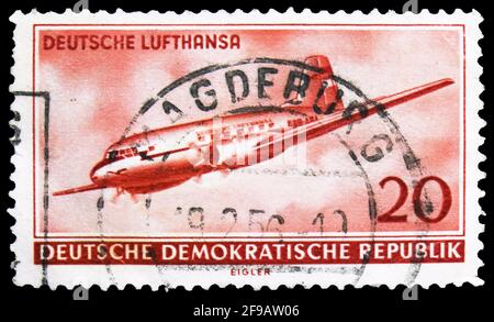 MOSCA, RUSSIA - 22 SETTEMBRE 2019: Francobollo stampato in Germania, Repubblica Democratica, mostra Iljuschin il-14, apertura del traffico aereo civile in Foto Stock
