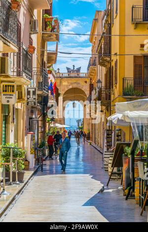MARSALA, ITALIA, 21 APRILE 2017: Si cammina verso porta Garibaldi nella città siciliana di Marsala, Italia Foto Stock