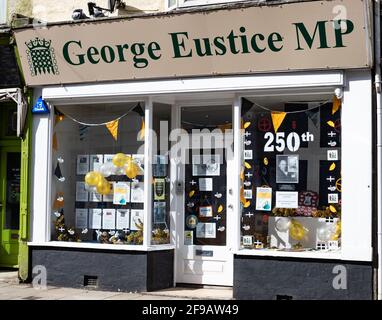 George Ejustice MP Government Office in Commercial Street, Camborne, Cornovaglia con coniglietti nella finestra Foto Stock