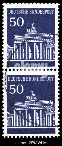MOSCA, RUSSIA - 22 SETTEMBRE 2019: Francobollo stampato in Germania mostra porta di Brandeburgo, Berlino, serie, circa 1966 Foto Stock