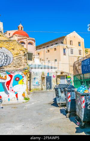 PALERMO, ITALIA, 23 APRILE 2017: Le persone passeggiano per il mercato di Ballaro a Palermo, Sicilia, Italia Foto Stock