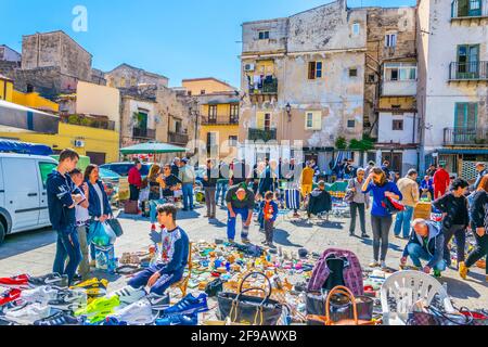 PALERMO, ITALIA, 23 APRILE 2017: Le persone passeggiano per il mercato di Ballaro a Palermo, Sicilia, Italia Foto Stock