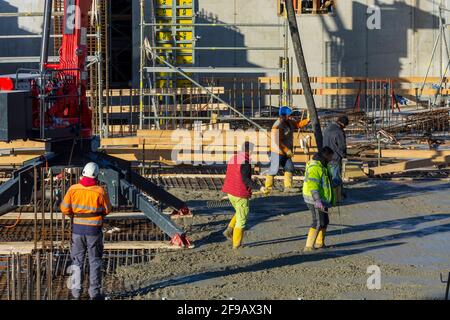 Wien, Vienna: Lavori concreti sul cantiere, lavoratore nel 22. Donaustadt, Vienna, Austria Foto Stock