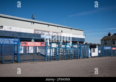Kenilworth Road, Luton, Bedfordshire, Regno Unito. 17 Apr 2021. Campionato di calcio inglese della Lega, Luton Town contro Watford; vista generale del Kenilworth Road Stadium. Credit: Action Plus Sports/Alamy Live News Foto Stock