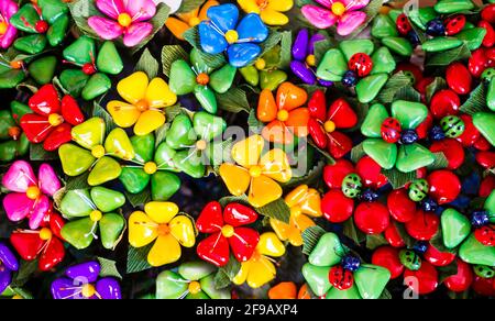 Mazzi di fiori colorati realizzati con i tipici confetti di Sulmona (mandorle ricoperte di zucchero), Abruzzo, Italia centrale Foto Stock