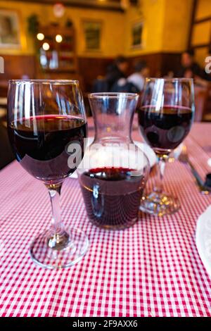 Vetro di vite nel ristorante della città vecchia di montagna, Abruzzo, Italia Foto Stock