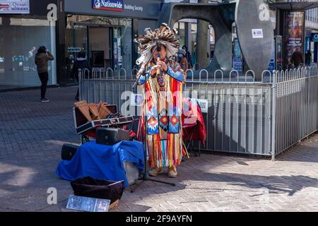 Northampton, Regno Unito. 17 aprile 2021. Le persone tornano alla vecchia normalità dopo mesi di blocco, apprezzando la possibilità di uscire e godersi il sole del sabato mattina in città. Credit: Keith J Smith./Alamy Live News. Foto Stock