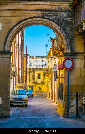 NOTO, ITALIA, 25 APRILE 2017: Veduta di una stradina di noto, Sicilia, Italia Foto Stock