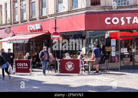 Northampton, Regno Unito. 17 aprile 2021. Le persone tornano alla vecchia normalità dopo mesi di blocco, apprezzando la possibilità di uscire e godersi il sole del sabato mattina in città. Credit: Keith J Smith./Alamy Live News. Foto Stock