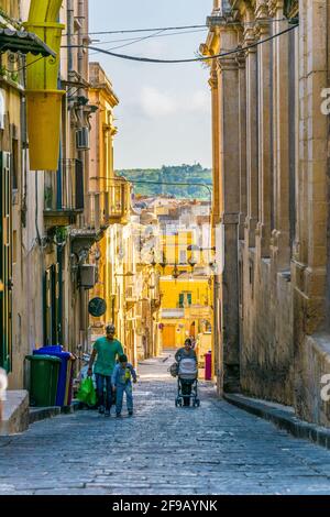 NOTO, ITALIA, 25 APRILE 2017: Veduta di una stradina di noto, Sicilia, Italia Foto Stock