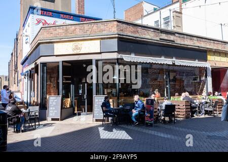 Northampton, Regno Unito. 17 aprile 2021. Le persone tornano alla vecchia normalità dopo mesi di blocco, apprezzando la possibilità di uscire e godersi il sole del sabato mattina in città. Credit: Keith J Smith./Alamy Live News. Foto Stock