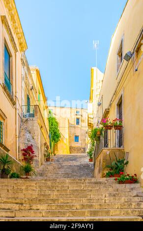 NOTO, ITALIA, 25 APRILE 2017: Veduta di una stradina di noto, Sicilia, Italia Foto Stock