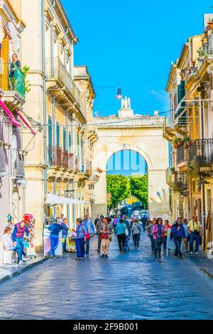 NOTO, ITALIA, 25 APRILE 2017: Veduta della porta reale o Ferdinandea di noto, Sicilia, Italia Foto Stock