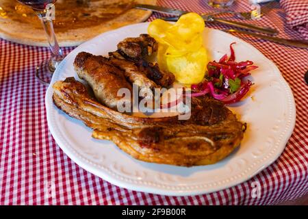 Pranzo nel ristorante della città vecchia di montagna, Abruzzo, Italia Foto Stock