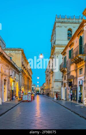 NOTO, ITALIA, 25 APRILE 2017: Vista al tramonto sul corso Vittorio Emanuele di noto, Sicilia, Italia Foto Stock