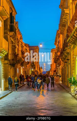 NOTO, ITALIA, 25 APRILE 2017: Vista al tramonto sul corso Vittorio Emanuele di noto, Sicilia, Italia Foto Stock