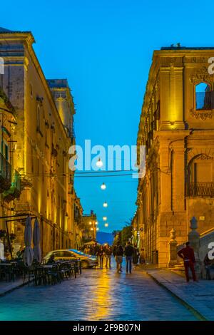 NOTO, ITALIA, 25 APRILE 2017: Vista al tramonto sul corso Vittorio Emanuele di noto, Sicilia, Italia Foto Stock