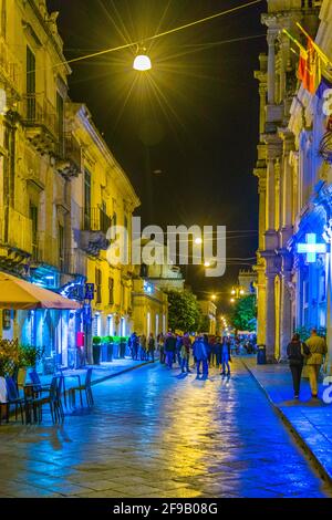 NOTO, ITALIA, 25 APRILE 2017: Vista al tramonto sul corso Vittorio Emanuele di noto, Sicilia, Italia Foto Stock