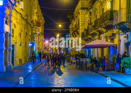 NOTO, ITALIA, 25 APRILE 2017: Vista al tramonto sul corso Vittorio Emanuele di noto, Sicilia, Italia Foto Stock