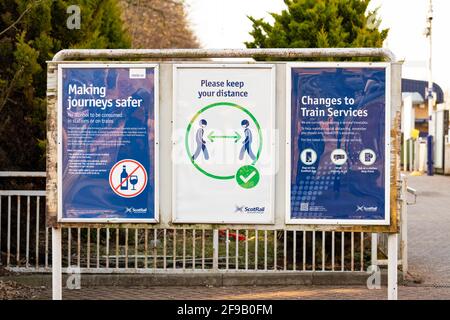 Scotrail si prega di mantenere la distanza, senza alcool e gli orari riveduti cartelli alla stazione dei treni di Balloch durante la pandemia di coronavirus, Scozia, Regno Unito Foto Stock
