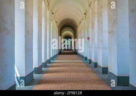 CATANIA, ITALIA, 27 APRILE 2017: Corridoio dell'Università di Catania che risiede nell'ex monastero di benedettini di san Nicolo, Sicilia, Italia Foto Stock