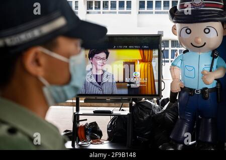 Hong Kong, Cina. 15 Aprile 2021. Gli agenti di polizia si trovano di fronte a uno schermo che mostra il video clip Carrie Lam, Chief Executive di Hong Kong, durante la Giornata nazionale dell'educazione alla sicurezza, all'Hong Kong Police College di Hong Kong, Cina, del 15 aprile 2020. L'ex colonia britannica ha in programma la sua prima Giornata nazionale dell'educazione alla sicurezza. (Foto di Miguel candela/SOPA Images/Sipa USA) Credit: Sipa USA/Alamy Live News Foto Stock