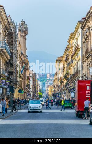 CATANIA, ITALIA, 27 APRILE 2017: Veduta di via etnea a Catania, Sicilia, Italia Foto Stock