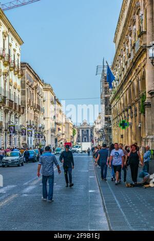 CATANIA, ITALIA, 27 APRILE 2017: Veduta di via etnea a Catania, Sicilia, Italia Foto Stock