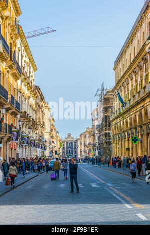 CATANIA, ITALIA, 27 APRILE 2017: Veduta di via etnea a Catania, Sicilia, Italia Foto Stock