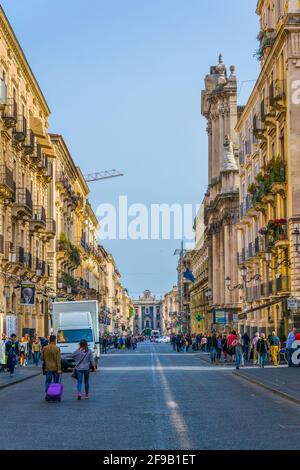 CATANIA, ITALIA, 27 APRILE 2017: Veduta di via etnea a Catania, Sicilia, Italia Foto Stock