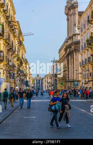 CATANIA, ITALIA, 27 APRILE 2017: Veduta di via etnea a Catania, Sicilia, Italia Foto Stock