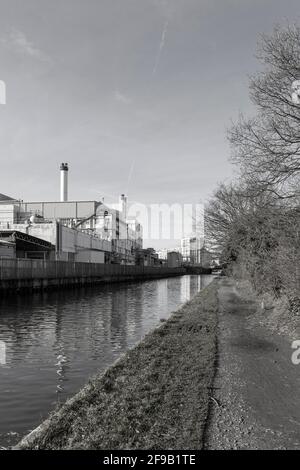 Regno Unito, Inghilterra, Londra, Hounslow, il Grand Union Canal passa accanto all'ex Nestlé Coffee Works vicino Hayes Foto Stock