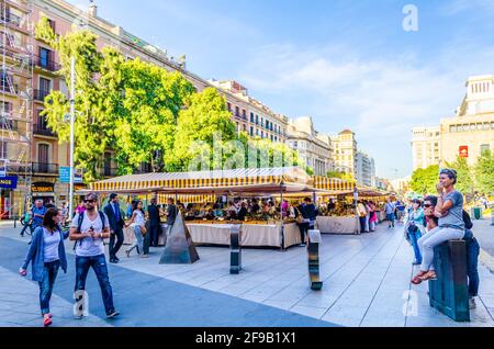 BARCELLONA, SPAGNA, OTTOBRE 24,2014: Vista di un mercato delle pulci nel centro storico di Barcellona, Spagna. Foto Stock