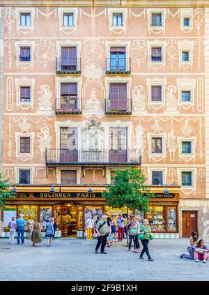 BARCELLONA, SPAGNA, OTTOBRE 24,2014: La gente sta passeggiando di fronte ad un edificio con una bella facciata nel centro storico di Barcellona, Spagna. Foto Stock