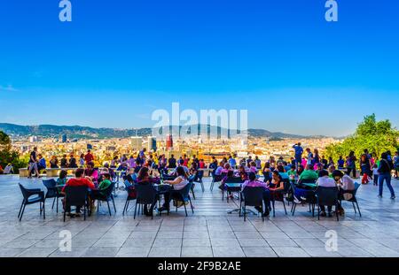BARCELLONA, SPAGNA, OTTOBRE 25,2014: La gente sta avendo il caffè di fronte a MNAC - Museu Nacional d'Art de Catalunya a Barcellona Foto Stock