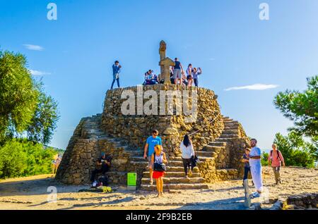 BARCELLONA, SPAGNA, 26,2014 OTTOBRE: La gente gode di una vista di Barcellona dal punto di vista delle tre croci. Foto Stock