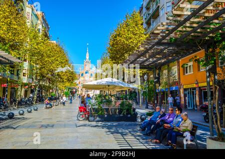 BARCELLONA, SPAGNA, OTTOBRE 26,2014: Vista di una strada che conduce all'ex Hospital de la Santa Creu i Sant Pau a Barcellona, Spagna. Foto Stock