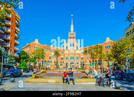 BARCELLONA, SPAGNA, OTTOBRE 26,2014: Vista di una strada che conduce all'ex Hospital de la Santa Creu i Sant Pau a Barcellona, Spagna. Foto Stock