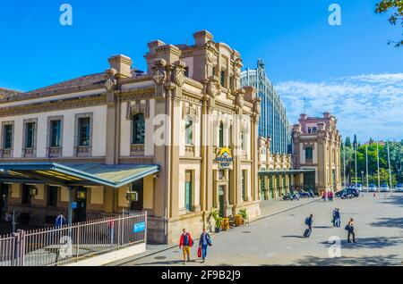 BARCELLONA, SPAGNA, OTTOBRE 26,2014: La gente cammina di fronte alla stazione ferroviaria di Barcellona Nord Foto Stock