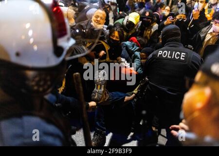 Chicago, Stati Uniti. 16 Apr 2021. La polizia e i manifestanti si scontrano in flutti dopo una marcia pacifica a Chicago, Illinois, il 16 aprile 2021. La comunità è riunita per protestare dopo che la polizia di Chicago ha sparato e ucciso Adam Toledo, 13 anni, la polizia corpo di camma è stato recentemente rilasciato al pubblico è stato ha acuito le tensioni nella comunità. (Foto di Brian Feinzimer/Sipa USA) Credit: Sipa USA/Alamy Live News Foto Stock