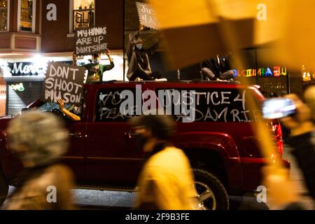 Chicago, Stati Uniti. 16 Apr 2021. I manifestanti salutano i marchers a Chicago, Illinois, il 16 aprile 2021. La comunità è riunita per protestare dopo che la polizia di Chicago ha sparato e ucciso Adam Toledo, 13 anni, la polizia corpo di camma è stato recentemente rilasciato al pubblico è stato ha acuito le tensioni nella comunità. (Foto di Brian Feinzimer/Sipa USA) Credit: Sipa USA/Alamy Live News Foto Stock