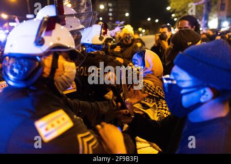 Chicago, Stati Uniti. 16 Apr 2021. La polizia e i manifestanti si scontrano in flutti dopo una marcia pacifica a Chicago, Illinois, il 16 aprile 2021. La comunità è riunita per protestare dopo che la polizia di Chicago ha sparato e ucciso Adam Toledo, 13 anni, la polizia corpo di camma è stato recentemente rilasciato al pubblico è stato ha acuito le tensioni nella comunità. (Foto di Brian Feinzimer/Sipa USA) Credit: Sipa USA/Alamy Live News Foto Stock