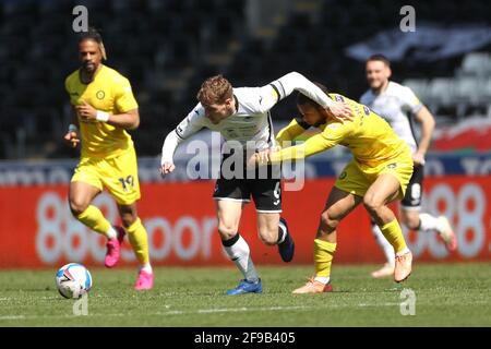 Wycombe Wanderers' Curtis Thompson (a destra) tira indietro su Jay Fulton di Swansea City durante la partita del campionato Sky Bet al Liberty Stadium di Swansea. Data immagine: Sabato 17 aprile 2021. Foto Stock