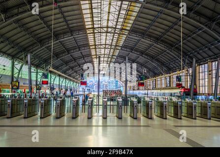 BILBAO, SPAGNA, OTTOBRE 29,2014: Interno della stazione ferroviaria Abando Indalecio Prieto di Bilbao, Spagna Foto Stock