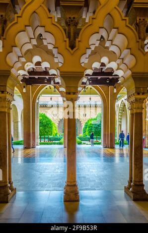 SARAGOZZA, SPAGNA, NOVEMBRE 1,2014: Belle colonne islamiche nella sala d'ingresso del palazzo Aljaferia a Saragozza, Spagna Foto Stock