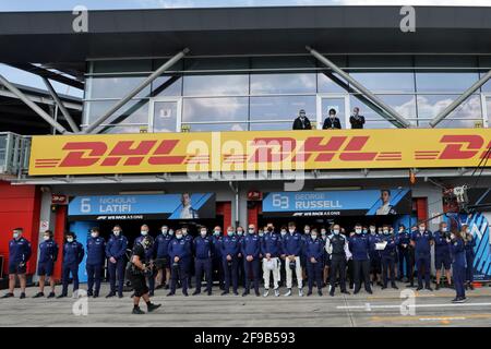 Williams Racing osserva un minuto di silenzio per il principe ereditario Filippo, duca di Edimburgo. Gran Premio Emilia Romagna, sabato 17 aprile 2021. Imola, Italia. Foto Stock